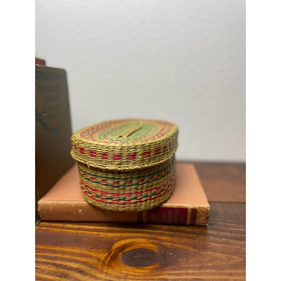 Vintage wicker basket with lid red and green design oval shape - Picture 1 of 6